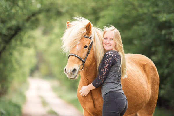 Fotoshooting im Sommer mit Islandpferd und Mädchen in Berlin